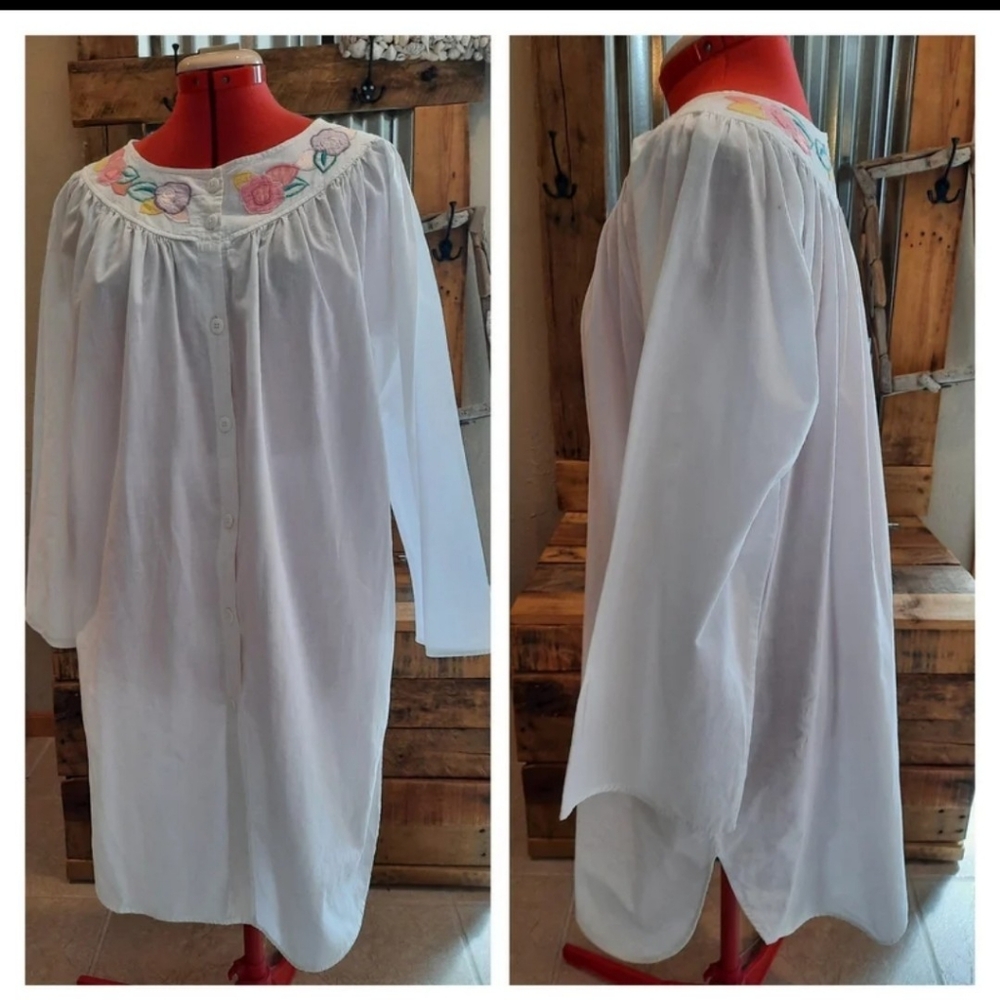 Vtg embroidered white robe housecoat M grannycore